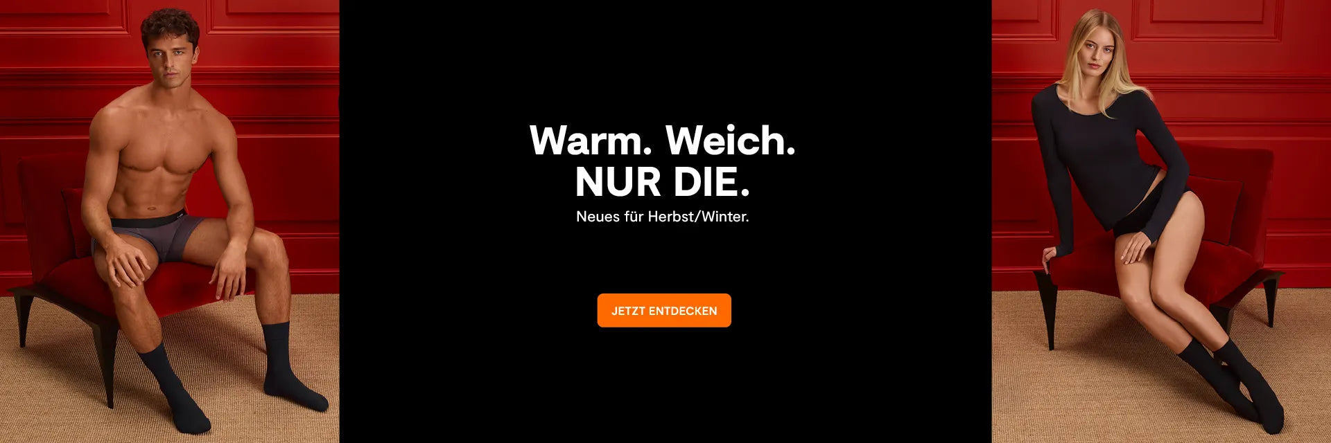 Mann und Frau in schwarzer Unterwäsche sitzen auf roten Sesseln vor rotem Hintergrund, dazwischen schwarzes Feld mit weißer Schrift und orangefarbenem Button