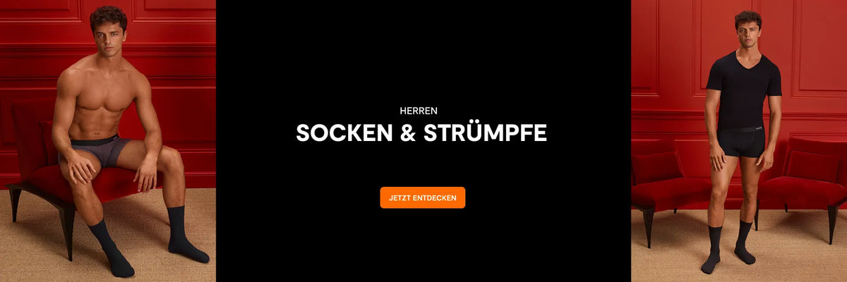 Zwei Männer sitzen beziehungsweise stehen vor rotem Hintergrund, beide tragen schwarze Socken, mittig Text 'HERREN SOCKEN & STRÜMPFE' und ein orangefarbener Button 'JETZT ENTDECKEN'