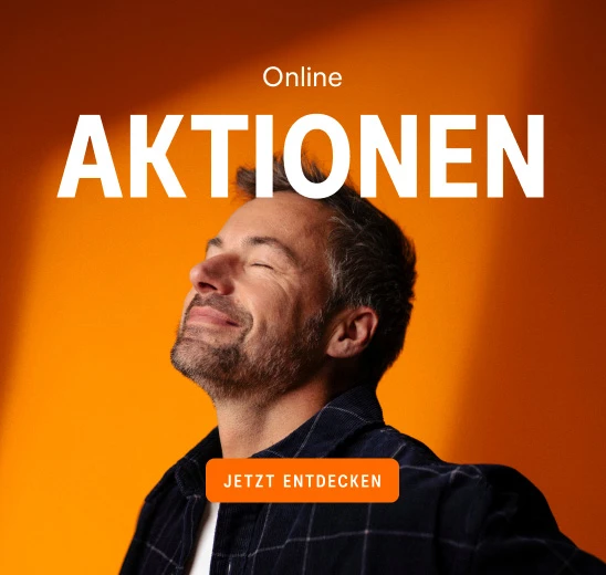 Eine Person steht seitlich vor einem orangefarbenen Hintergrund und schließt die Augen, darüber der Schriftzug „Online AKTIONEN“ sowie ein orangefarbener Button mit „JETZT ENTDECKEN“.