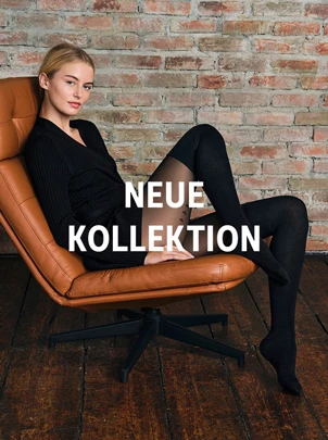 Eine Frau sitzt in einem braunen Ledersessel vor einer Ziegelwand und trägt ein schwarzes Outfit mit blickdichten Strumpfhosen, über dem Bild steht der Text „NEUE KOLLEKTION“.