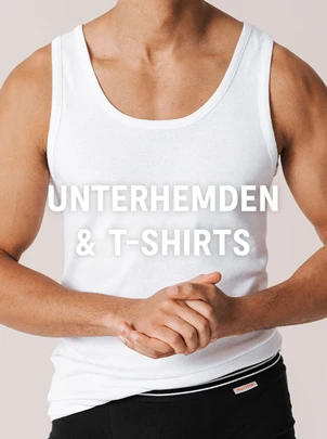 Der Bildausschnitt zeigt eine Person in weißem Unterhemd und schwarzer Unterhose vor einem hellen Hintergrund, darüber der Schriftzug „UNTERHEMDEN & T-SHIRTS“.