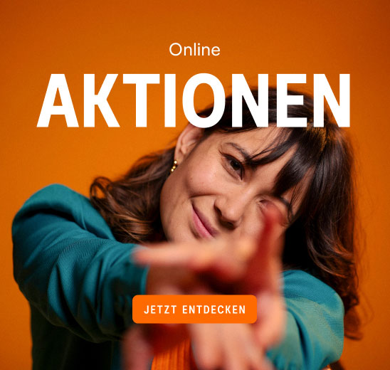 Eine Person in türkisem Oberteil streckt die Hände nach vorn aus, steht vor einem orangefarbenen Hintergrund, darüber der Schriftzug „Online AKTIONEN“ sowie ein orangefarbener Button mit „JETZT ENTDECKEN“.