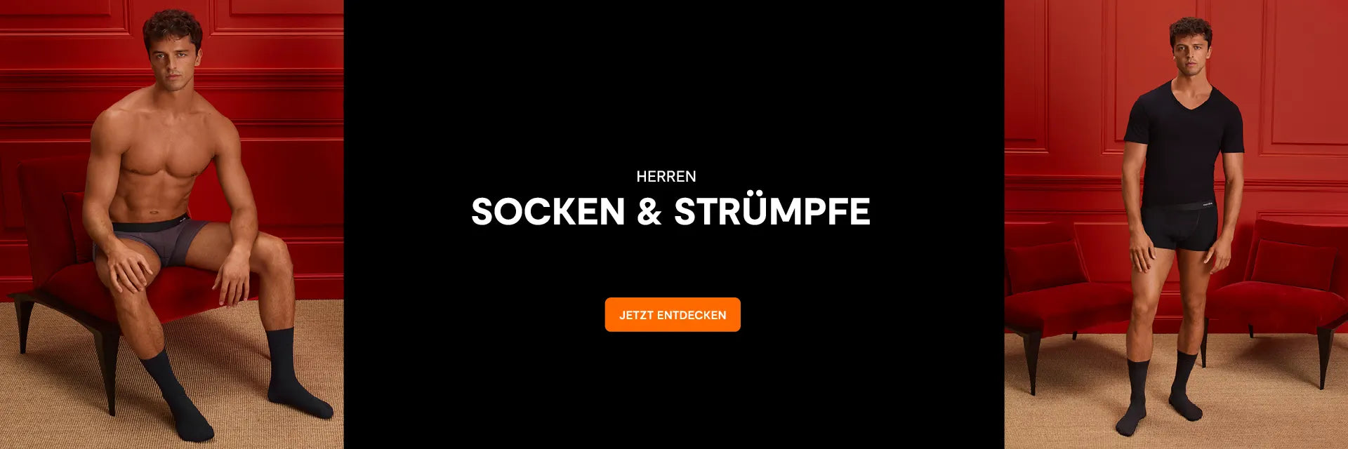 Zwei Männer sitzen beziehungsweise stehen vor rotem Hintergrund, beide tragen schwarze Socken, mittig Text 'HERREN SOCKEN & STRÜMPFE' und ein orangefarbener Button 'JETZT ENTDECKEN'